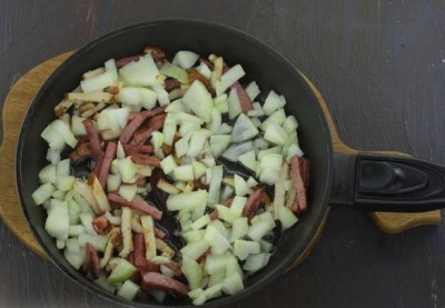 Классический рассольник с перловкой и огурцами